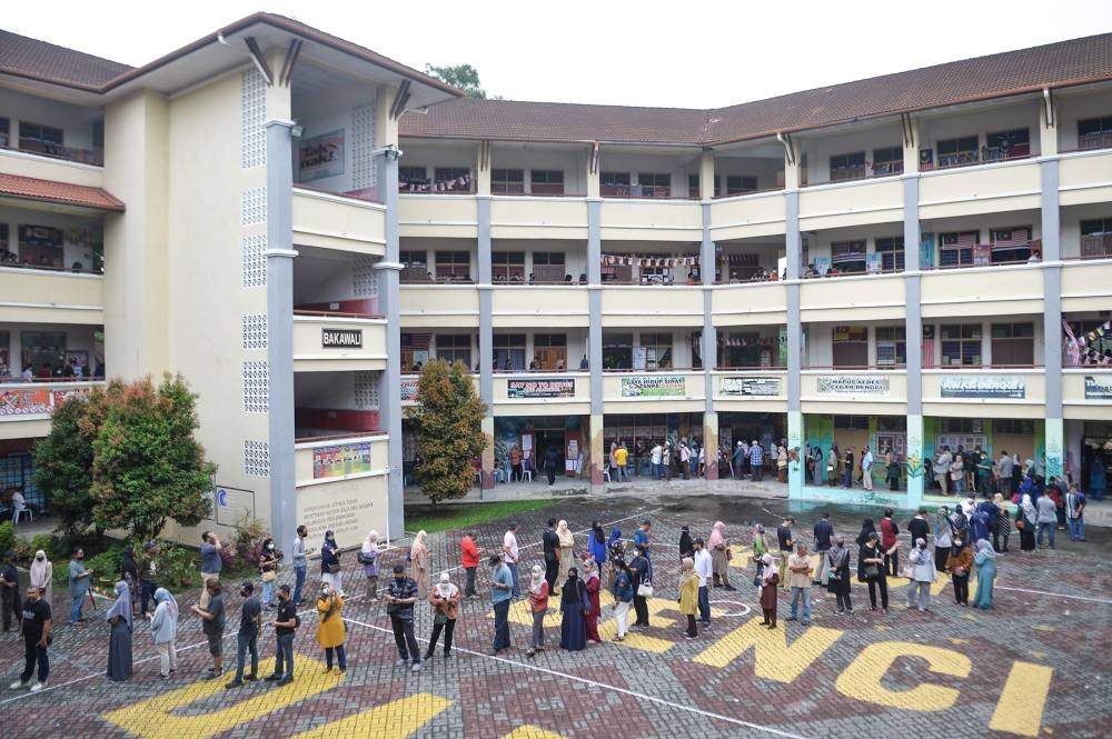 Peoples line up to casts their votes at at Sekolah Kebangsaan Puncak Alam 2 on November 19, 2022. ― Picture by Miera Zulyana
