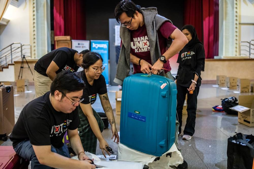Ballots arrive from London at the Kuala Lumpur and Selangor Chinese Association Hall November 18, 2022. — Picture by Firdaus Latif