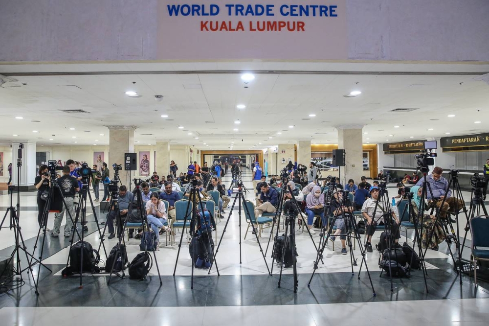 Members of the press are pictured at Umno's headquarters at the World Trade Centre Kuala Lumpur November 19, 2022. — Picture by Yusof Mat Isa