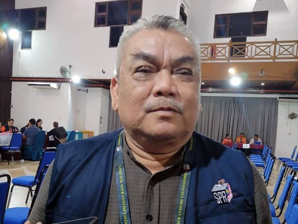 Belayong speaking to reporters at the Marudi Civic Centre. — Borneo Post pic