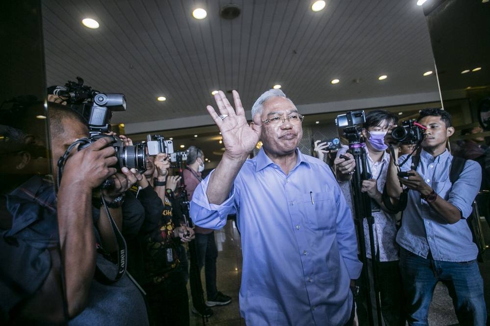 Selangor Barisan Nasional (BN) chairman Tan Sri Noh Omar leaves the WTC Kuala Lumpur November 20, 2022. — Picture by Hari Anggara