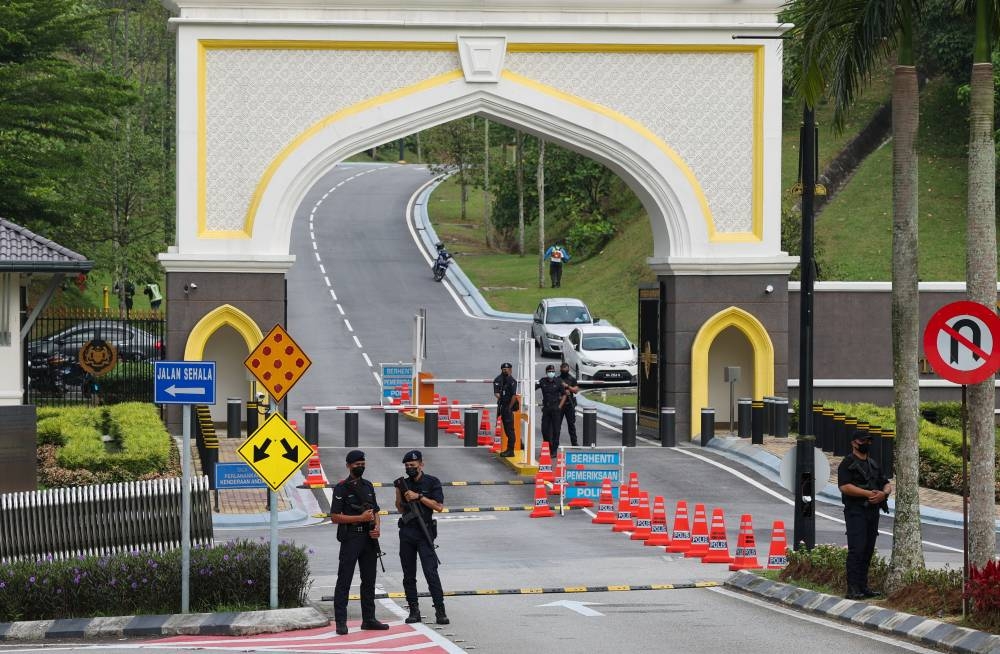 Police personnel guard the entrance of Istana Negara, Kuala Lumpur November 22, 2022. — Bernama pic