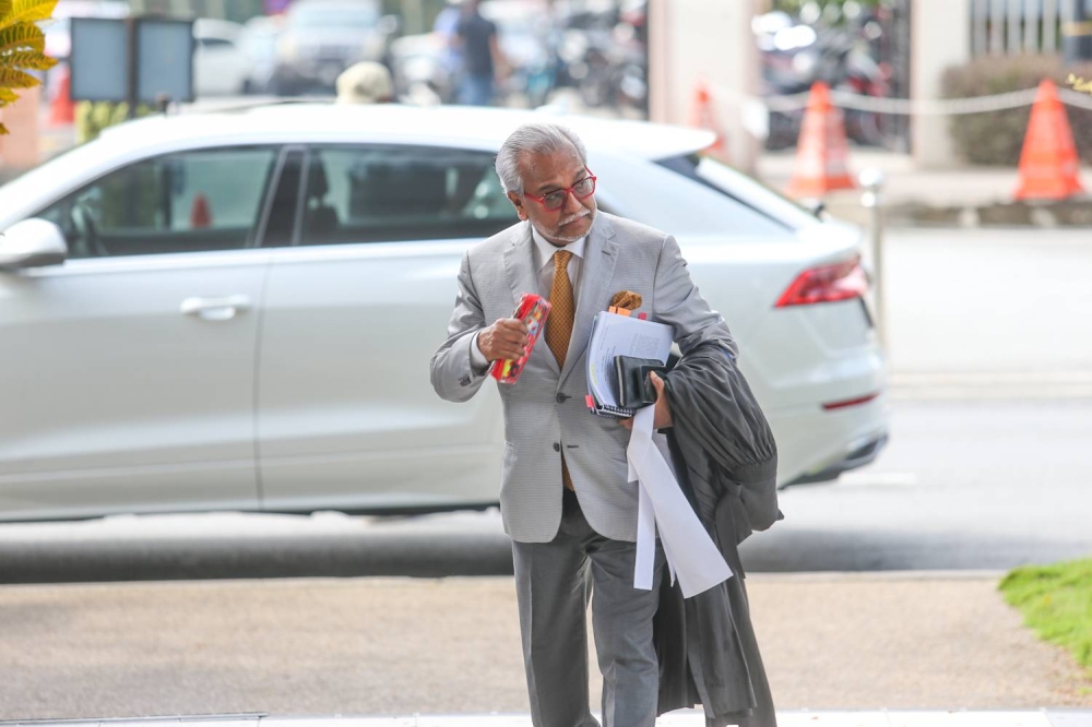 Lead defence lawyer Tan Sri Muhammad Shafee Abdullah arrives at Kuala Lumpur High Court, November 22, 2022. — Picture by Raymond Manuel