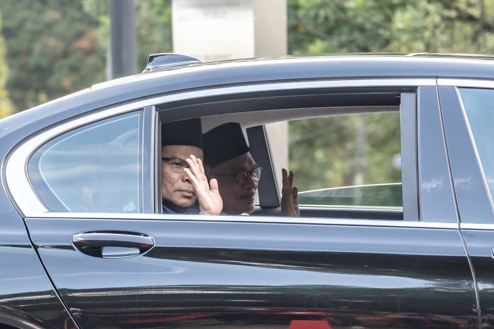Pakatan Harapan chairman Datuk Seri Anwar Ibrahim arrives at Istana Negara on November 22, 2022. — Picture by Firdaus Latif