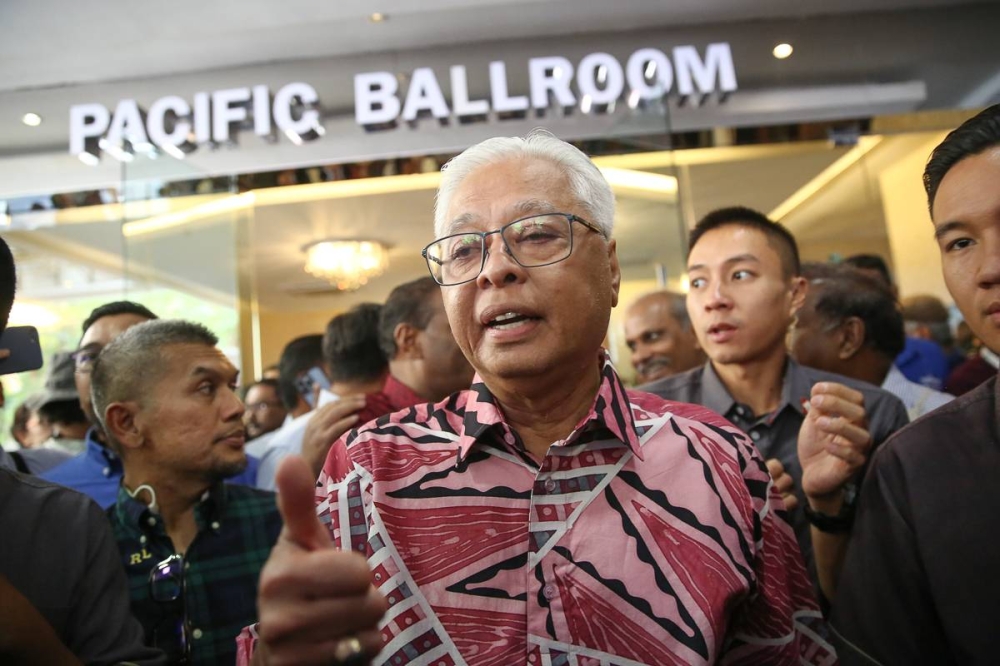 Datuk Seri Ismail Sabri Yaakob said a special Parliament session would be held to table a budget so as to pay the salary of civil servants before December 31, if a new government has not been formed. — Picture by Yusof Mat Isa