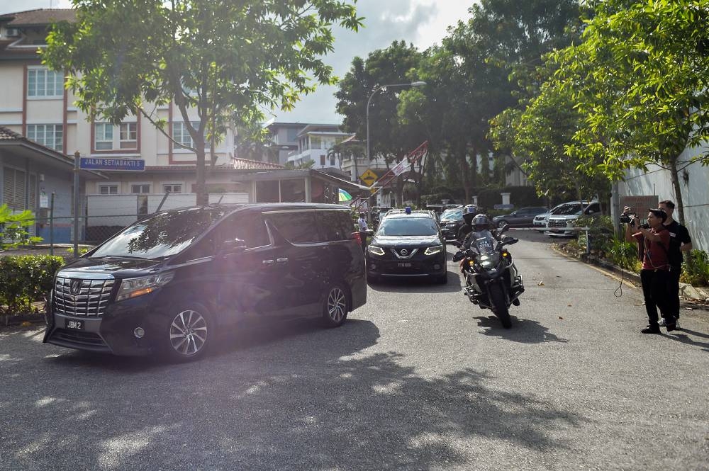 Perikatan Nasional president Tan Seri Muhyiddin Yasin leaves his house to head to Istana at Bukit Damansara November 22, 2022. — Picture by Miera Zulyana