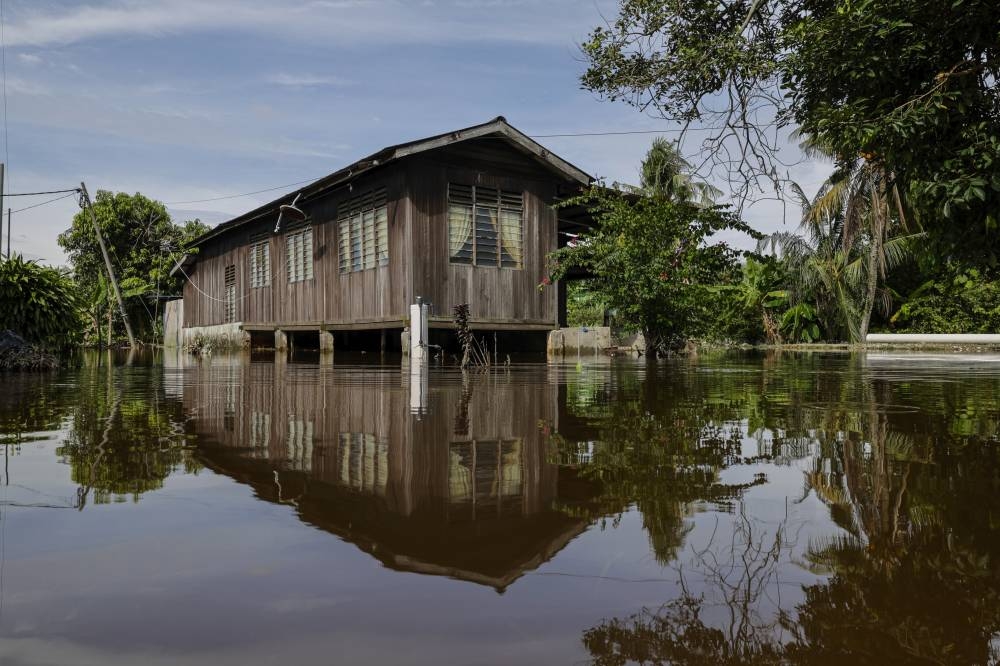 The Department of Irrigation and Drainage (DID) has issued a notice of preparedness in the event of floods involving several areas in seven states, namely Johor, Kelantan, Negri Sembilan, Pahang, Penang, Selangor and Sarawak. — Bernama pic