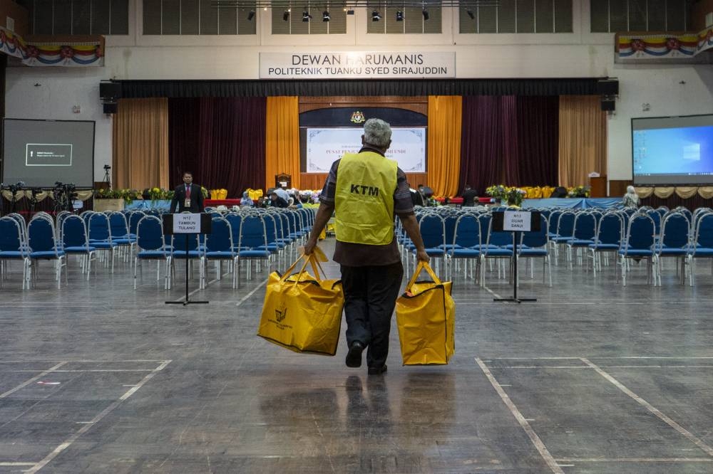 The ballot boxes arrived at the Election Commission counting centre at Politeknik Tuanku Syed Sirajuddin November 19, 2022. — Picture by Shafwan Zaidon