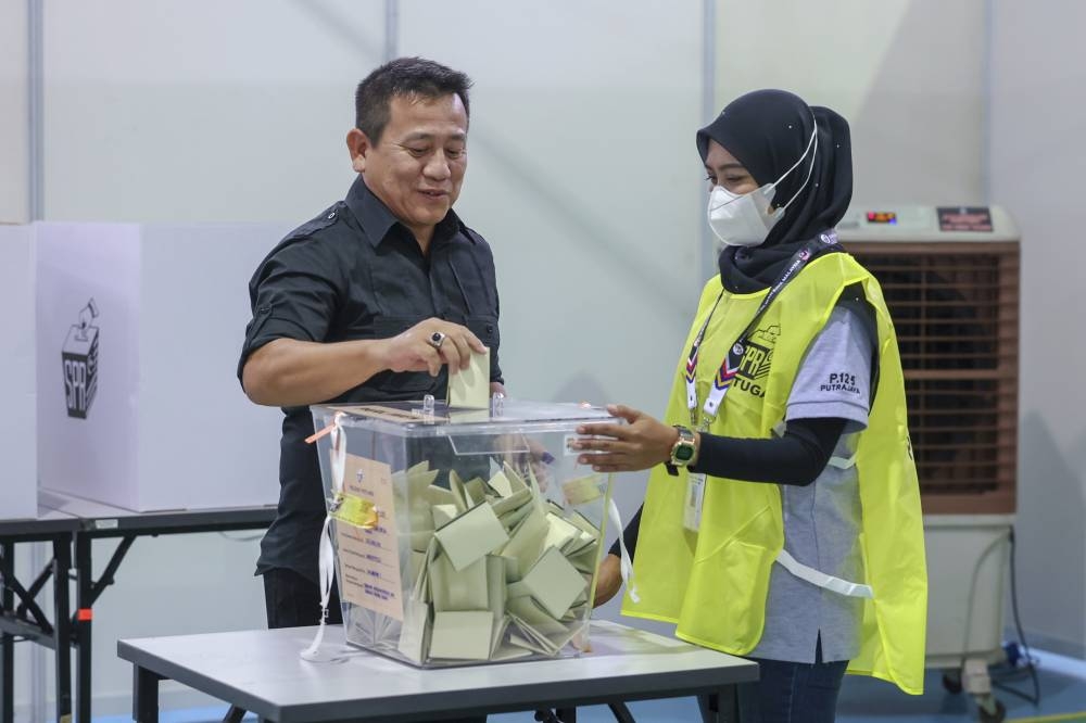 Datuk Tun Faisal Ismail Aziz claimed that the letter, which went viral today, was from BN chairman Datuk Seri Ahmad Zahid Hamidi to the Yang di-Pertuan Agong, Al-Sultan Abdullah Ri’ayatuddin Al-Mustafa Billah Shah. — Bernama pic   