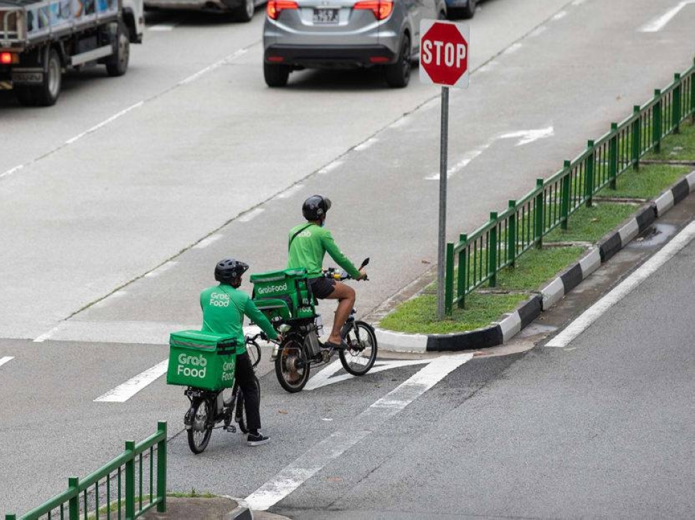 Soon, platform companies, such as those providing ride-hailing and food delivery services, will be required to provide the same scope and level of compensation as employees' entitlement. — TODAY pic