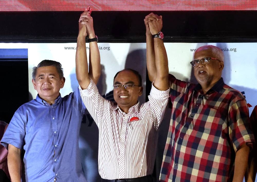 Kedah PKR secretary Mohamad Sofee Razak was tonight named as the PH candidate for the Padang Serai parliamentary seat. Flanking him are Amanah deputy president Datuk Seri Salahuddin Ayub and Kedah PH chairman Datuk Mahfoz Omar. — Bernama pic 