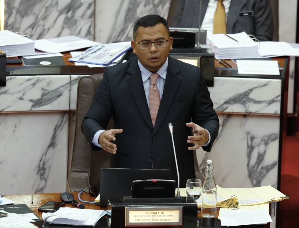 Selangor Mentri Besar Datuk Seri Amirudin Shari speaks at the state assembly, Dewan Negeri Selangor, November 24, 2022. — Bernama pic  