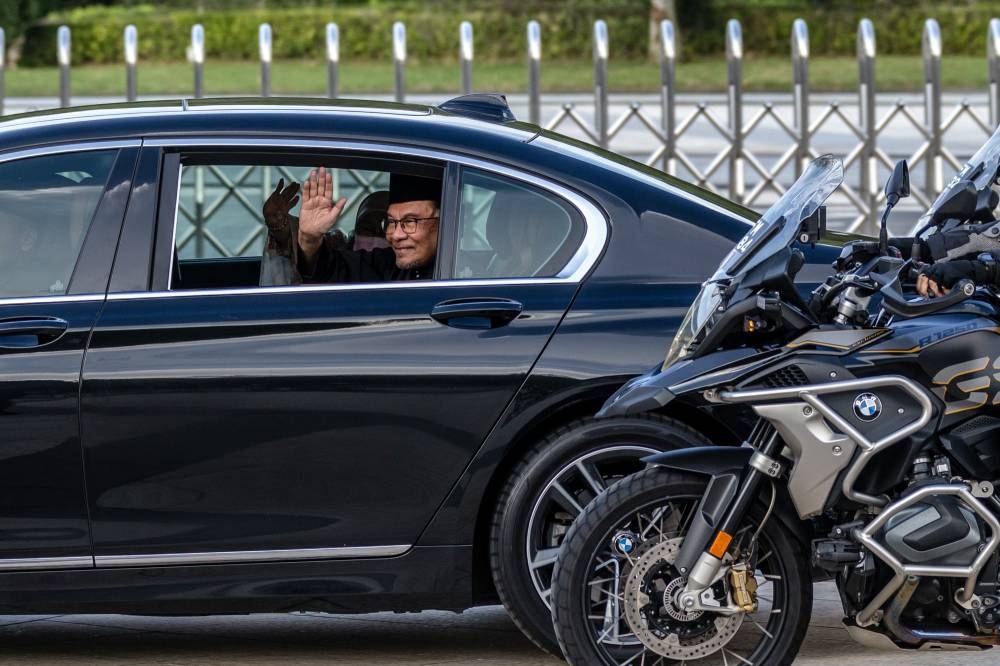 Datuk Seri Anwar Ibrahim arrives at Istana Negara, November 24, 2022. — Picture by Firdaus Latif