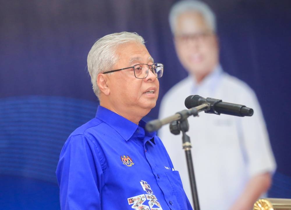 Datuk Seri Ismail Sabri Yaakob congratulated Datuk Seri Anwar Ibrahim on his appointment as prime minister in a statement. — Picture by Farhan Najib