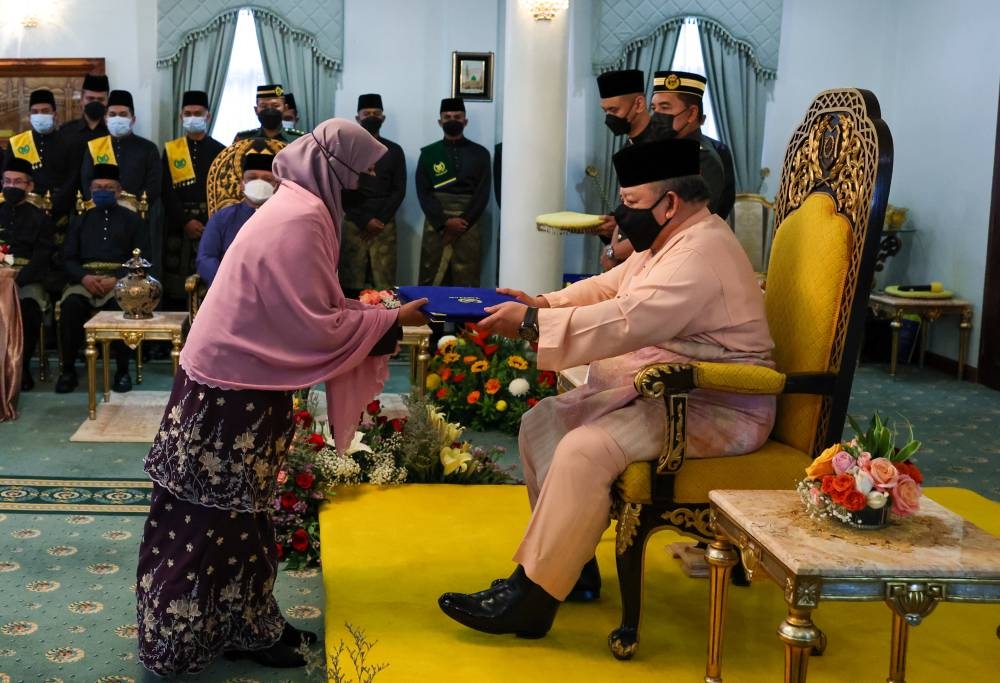 The Raja of Perlis Tuanku Syed Sirajuddin Putra Jamalullail bestows the appointment letter to state executive council member Wan Badariah Wan Saad at Istana Arau in Perlis, November 25, 2022. — Bernama pic  