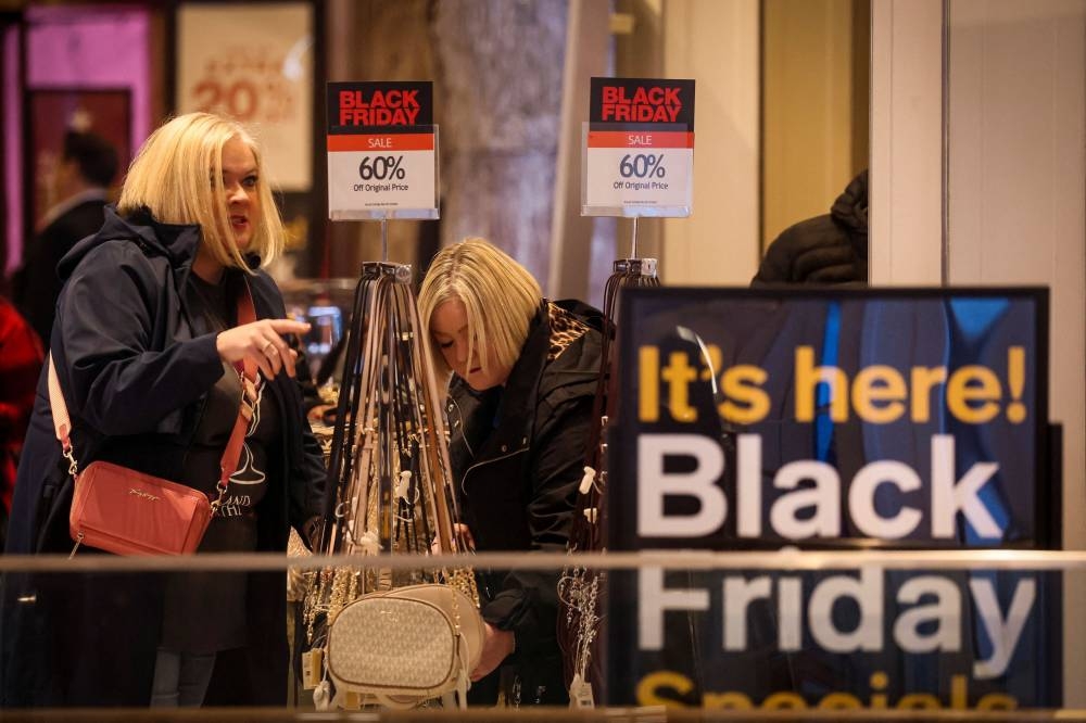 Black Friday crowds in US thin despite deals