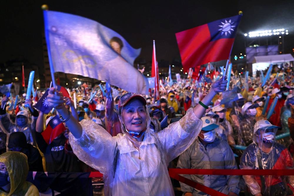 Supporters of Wayne Chiang, Taipei mayoral candidate of the oppositions party Kuomintang (KMT), attend a rally ahead of the election in Taipei, Taiwan November 25, 2022. ― Reuters pic