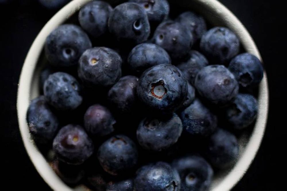 Antioxidant-rich blueberries can help remove free radicals from our bodies.