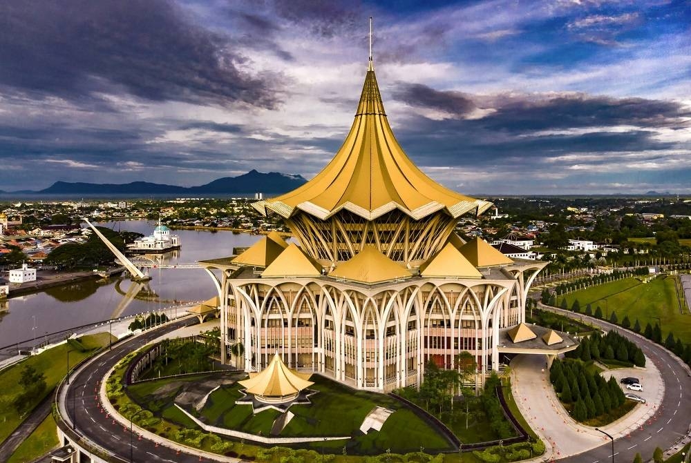 There has been concern in Sarawak over the increasing creep of right wing groups pushing the Malay agenda, including the use of Bahasa Melayu, as the official language at all levels. — Bernama pic