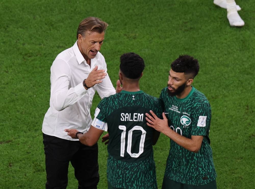 Saudi Arabia coach Herve Renard shakes hands with Salem Al-Dawsari after the match their Group C match against Poland during the Fifa World Cup Qatar 2022 at the Education City Stadiuk in Al Rayyan, Qatar, November 26, 2022. ― Reuters pic