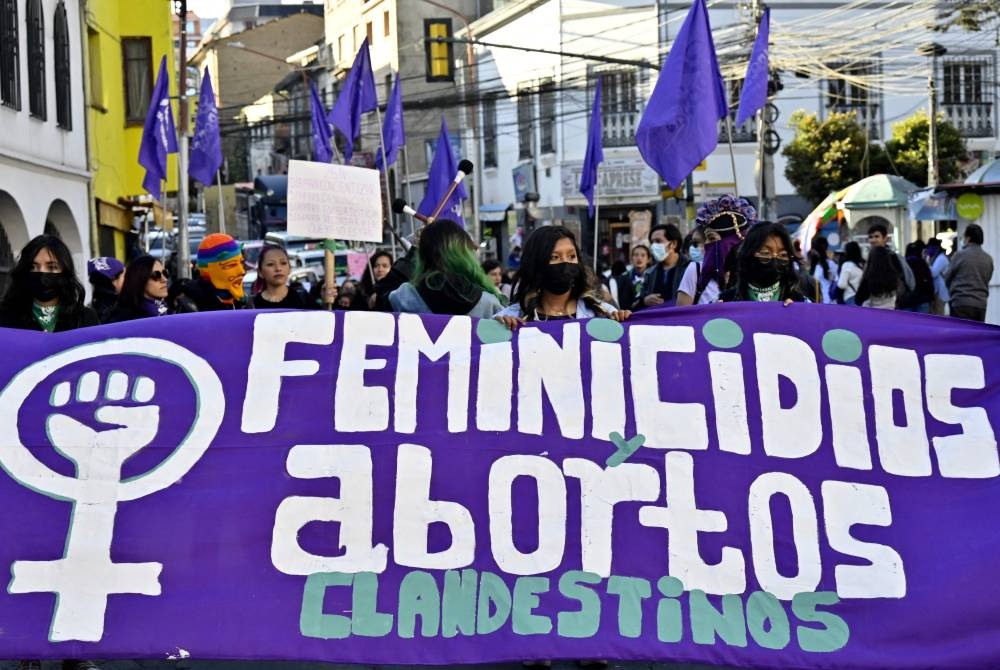 Women and members of feminist groups take part in a march to commemorate the International Day for the Elimination of Violence Against Women, in La Paz, on November 25, 2022. — AFP pic