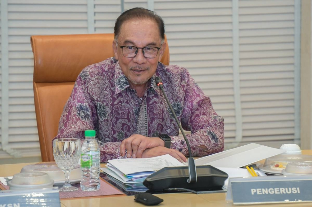 Prime Minister Datuk Seri Anwar Ibrahim chairs a meeting of the National Action Council on the Cost-of-Living in Putrajaya on November 27, 2022. — Picture by Yusof Mat Isa