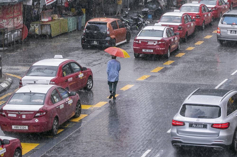MetMalaysia said thunderstorms are expected this afternoon in several areas throughout the peninsula, Sarawak and Sabah (interiors, West Coast and Sandakan). — Picture by Hari Anggara