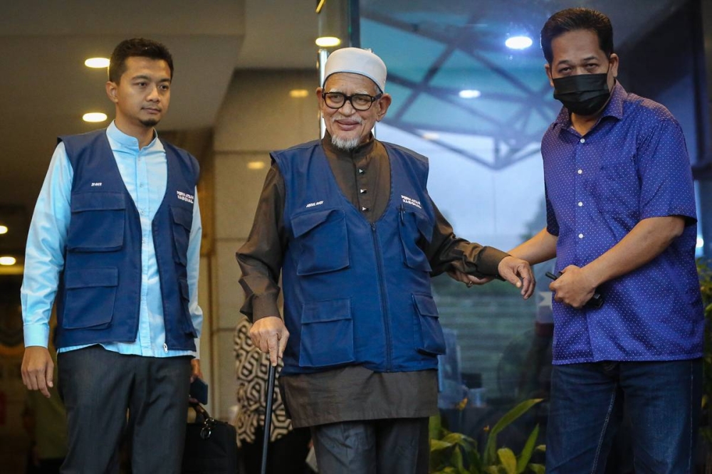 PAS president Datuk Seri Abdul Hadi Awang (centre) is pictured at the Yayasan Selangor building in Petaling Jaya October 27, 2022. — Picture by Yusof Mat Isa