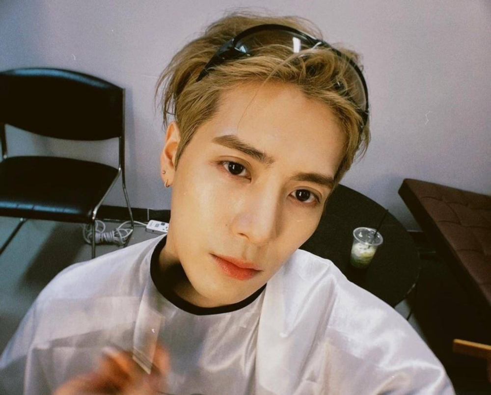 K-pop idol Jackson Wang made some Thai fans very happy when he allowed them to touch his body. — Picture via Instagram/ jacksonwang852g7