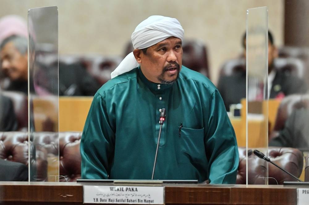 Datuk Satipul Bahri Mamat addresses the Terengganu state assembly at Wisma Darul Iman, Kuala Terengganu November 29, 2022. — Bernama pic