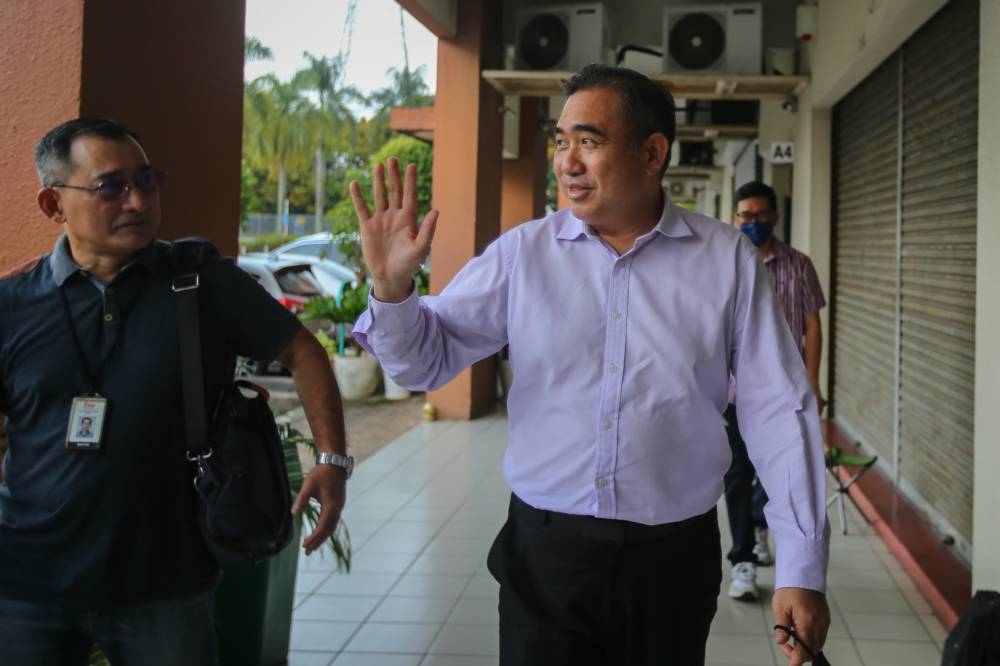 Anthony Loke arrives at PKR's headquarters for a Pakatan Harapan supreme council meeting in Petaling Jaya November 28, 2022. — Picture by Ahmad Zamzahuri