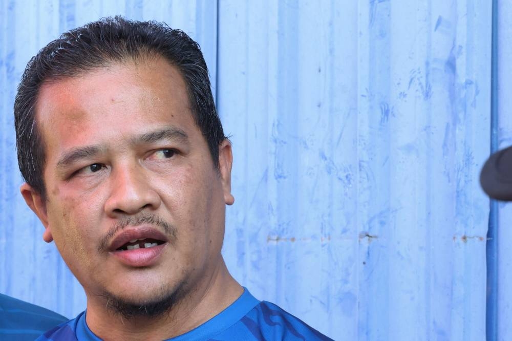 PN candidate for the Padang Serai parliamentary seat Datuk Azman Nasrudin campaigns in Taman Nesa, Kulim, November 29, 2022. — Bernama pic  