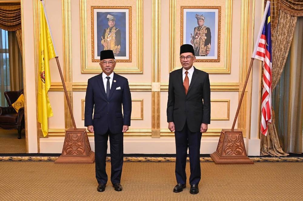Yang di-Pertuan Agong Al-Sultan Abdullah Ri’ayatuddin Al-Mustafa Billah Shah granted an audience to Prime Minister Datuk Seri Anwar Ibrahim at Istana Negara November 29, 2022. — Picture via Facebook/Istana Negara