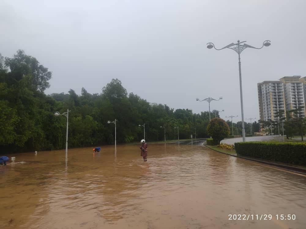 A Fire and Rescue Department personnel monitors the flash flood situation in Putrajaya, November 29, 2022. — Picture from Facebook/Perbadanan Putrajaya