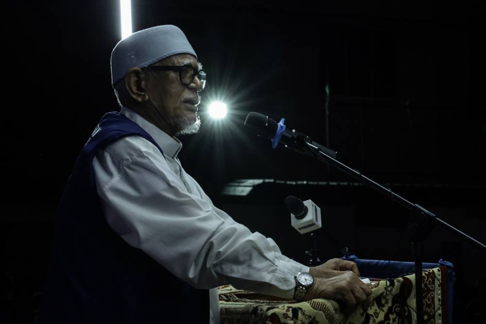 Tan Sri Abdul Hadi Awang delivers a speech during a ceramah in Rompin November 29, 2022. — Bernama pic