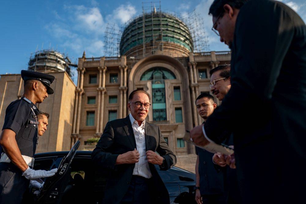 Prime Minister Datuk Seri Anwar Ibrahim arrives at the Prime Minister’s Department in Putrajaya November 29, 2022. — Picture by Sadiq Asyraf/ Prime Minister’s Office