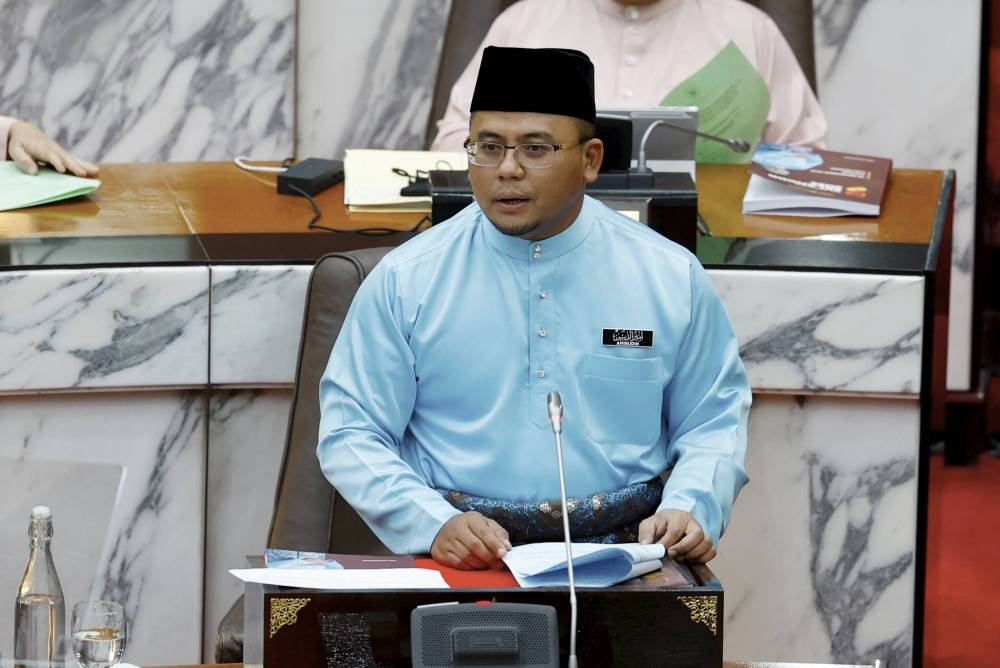According to a report by SelangorKini, Mentri Besar Datuk Seri Amirudin Shari said this could happen if the two coalitions’ partnership at the federal level were to be adopted in Selangor. — Bernama pic  