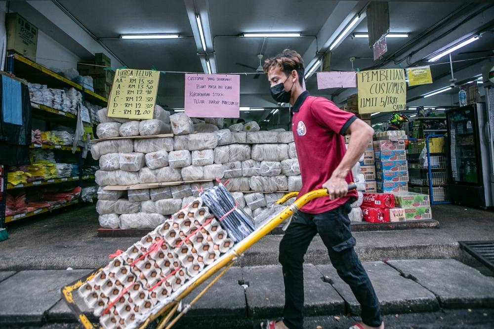 A man transports eggs at a supermarket in Jalan Raja Bot, Kuala Lumpur, November 29, 2022. — Picture by Hari Anggara