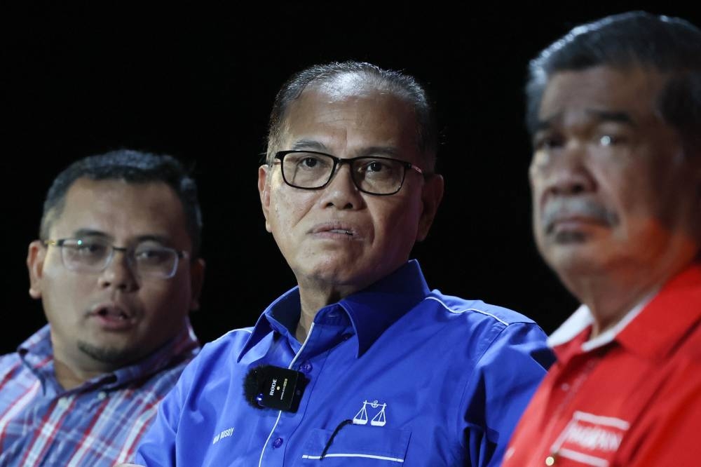Pahang Mentri Besar Datuk Seri Wan Rosdy Wan Ismail (centre) attends a ceramah in Rompin November 30, 2022. — Bernama pic