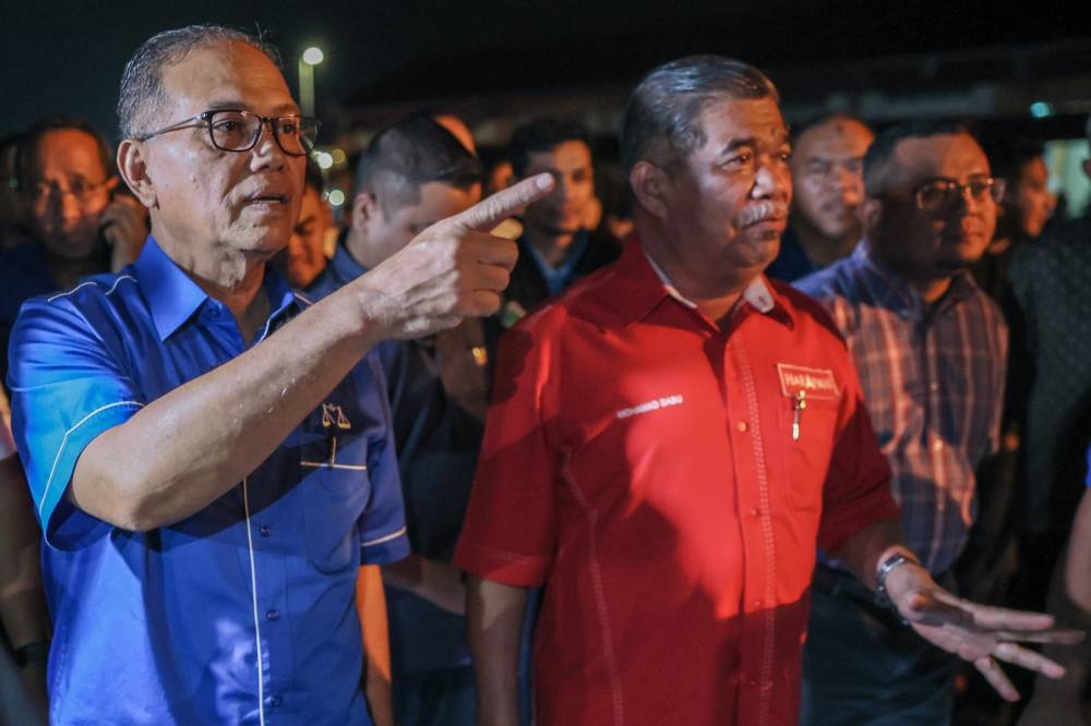 Pahang Mentri Besar Datuk Seri Wan Rosdy Wan Ismail is pictured with Amanah's Mohamad Sabu (centre) and Selangor Mentri Besar Datuk Seri Amirudin Shari (right) at a ceramah in Rompin November 30, 2022. — Bernama pic