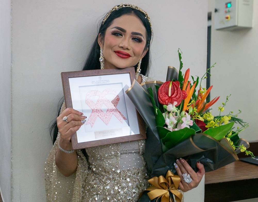 Krisdayanti was awarded the MAF Inspiration Award for her contributions to the HIV and AIDS communities. — Picture by Raymond Manuel.