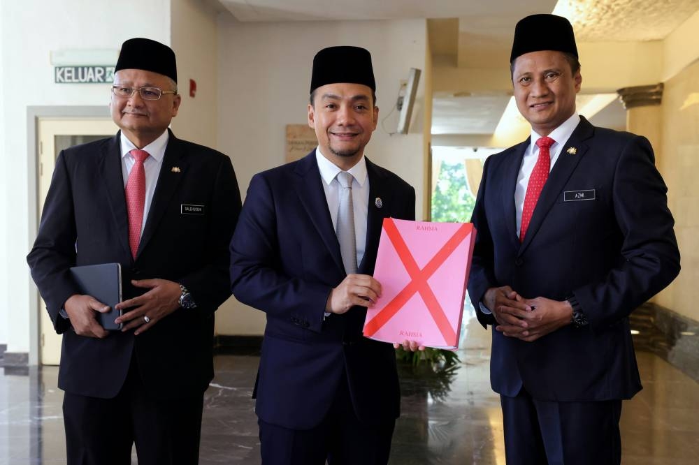 Johor Mentri Besar Datuk Onn Hafiz Ghazi (centre) with the state's Budget 2023 at the Sultan Ismail Building in Iskandar Puteri December 1, 2022. — Bernama pic 