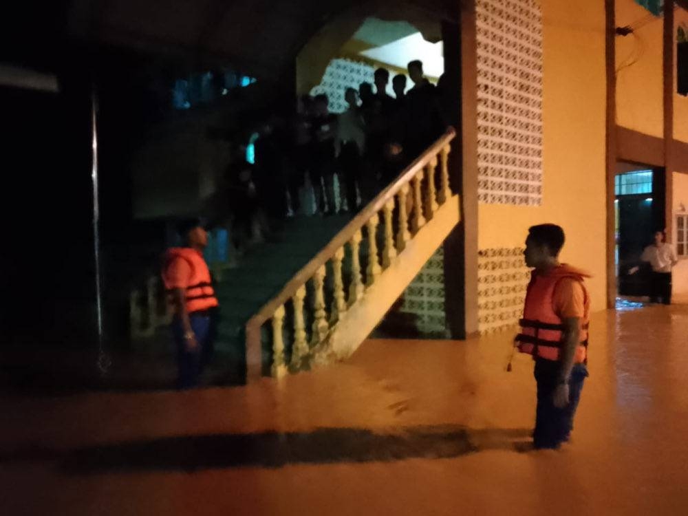 Baling district Civil Defence Force (APM) officer Lt (PA) Mohd Faizol Ab Aziz said the deluge occurred after more than two hours of heavy rain, causing the river water to overflow into the settlements of residents living near the river bank. — Picture from Twitter/Bernama TV