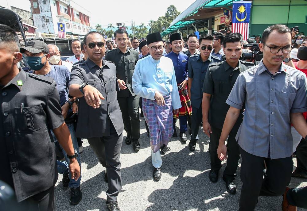 Prime Minister Datuk Seri Anwar Ibrahim arrives at Pasar Tanjung Rambutan in Ipoh December 2, 2022. ― Picture by Farhan Najib