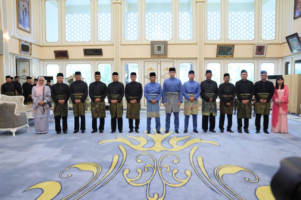 Yang di-Pertuan Agong Al-Sultan Abdullah Ri’ayatuddin Al-Mustafa Billah Shah (7th, left) with the newly appointed exco members at Istana Abu Bakar in Pekan, December 2, 2022. — Bernama pic 