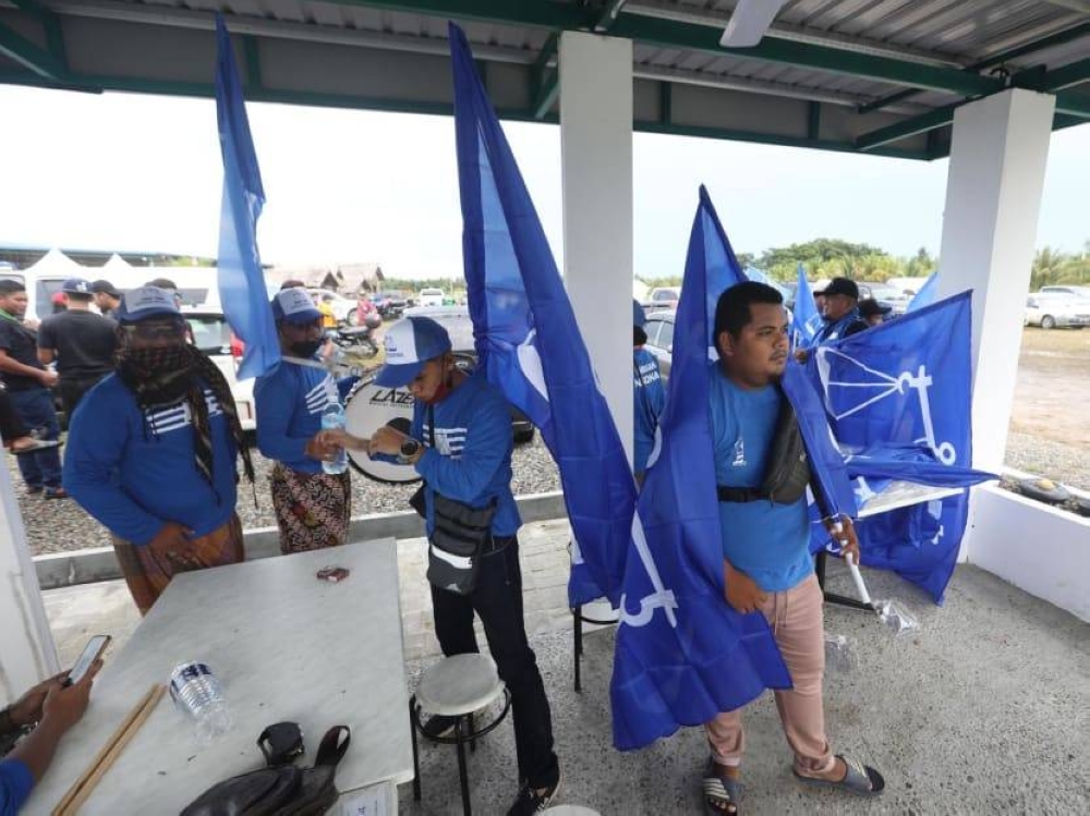 BN supporters at a rally site in Kota Belud, Sabah on Nov 11, 2022. Other than voting down religious or racial lines based on their own beliefs, some young rural voters are happy to just vote the same parties that their families or communities tend to vote. — TODAY pic