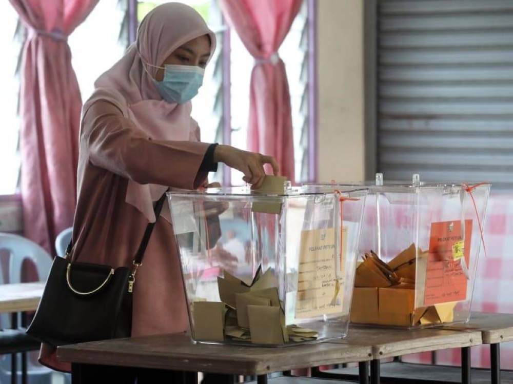 A young voter casting her vote at a polling station in Tambun, Perak, on Nov 19, 2022. Observers noted that should the economy continue to falter under the new government, frustrations of the young voters will be made known again in the next GE. — TODAY pic