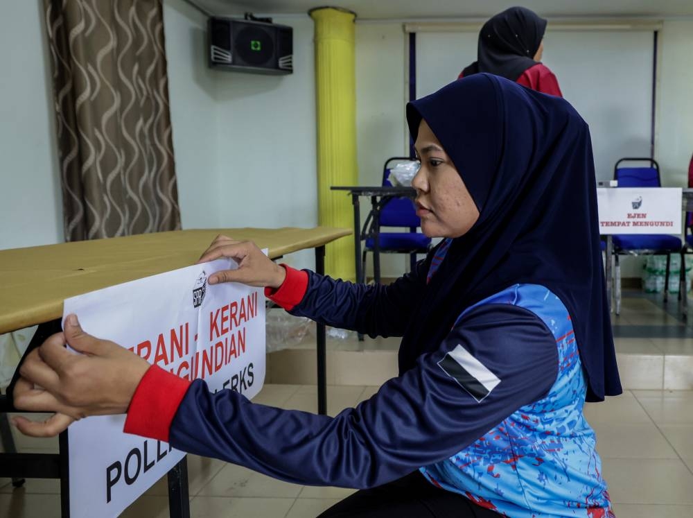 EC says ready for Northeast Monsoon rain on Tioman polling day - Vimarsana News