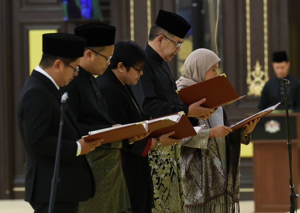 (From right) Datuk Seri Nancy Shukri who was appointed as the Minister of Women, Family and Community Development, Deputy President of Amanah Datuk Seri Salahuddin Ayub (Minister of Domestic Trade and Cost of Living), Umno Supreme Council Member Datuk Seri Azalina Othman Said (Minister of Law and Institutional Reform), PKR Vice President Nik Nazmi Nik Ahmad (Minister of Natural Resources) and Penampang Member of Parliament Datuk Ewon Benedick (Minister of Entrepreneurship and Cooperative Development) took the oath of office before the Yang di- His Highness Al-Sultan Abdullah Ri'ayatuddin Al-Mustafa Billah Shah at Istana Negara December 3, 2022. — Bernama pic