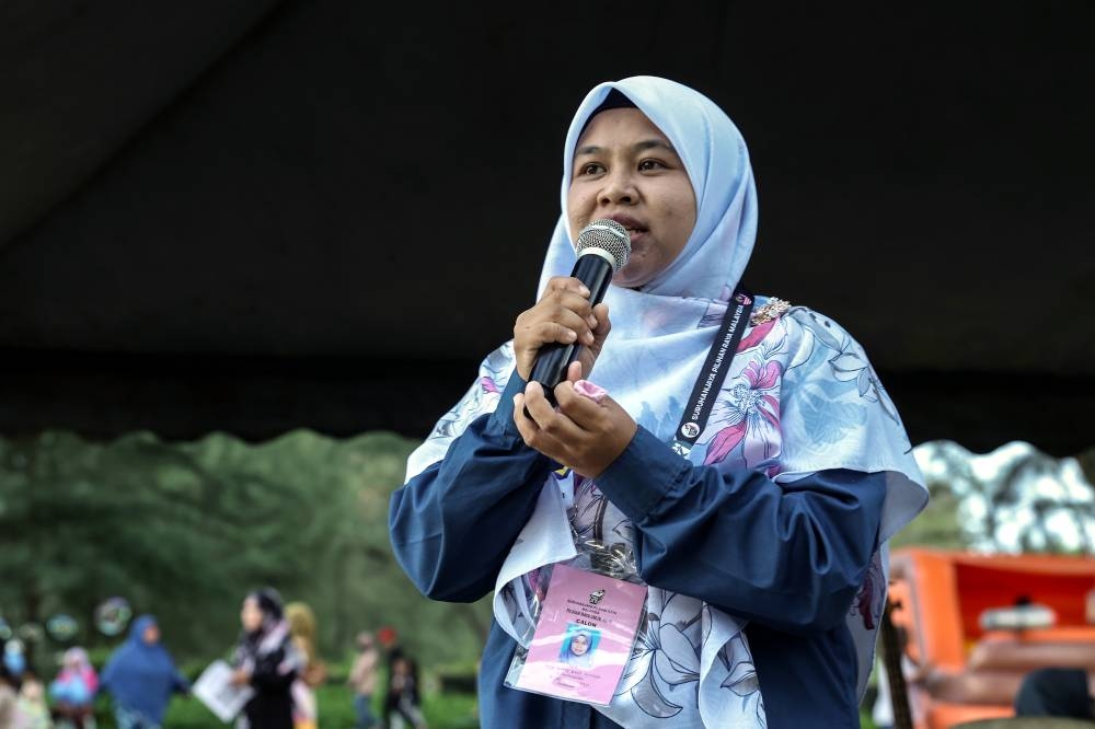 PN candidate for N.42 Tioman State Legislative Assembly (DUN) Nor Idayu Hashim speaking at the Youth Relaxation Program in conjunction with the 15th General Election at Pantai Hiburan November 29, 2022. — Bernama pic
